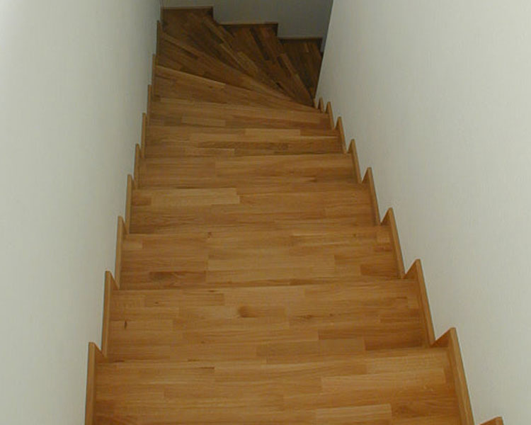 Holzstufen auf Beton