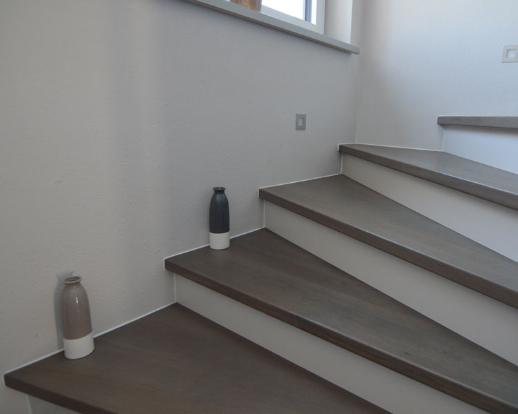 Holzstufen auf Beton